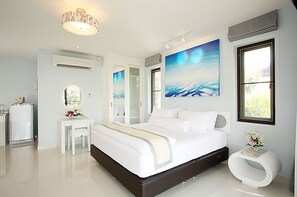 Allergitestet sengetøy, minibar og safe på rommet