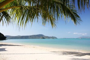 Na praia, serviço de traslado de/para a praia, espreguiçadeiras 