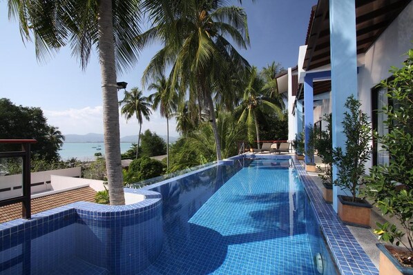 2 piscines extérieures, parasols, chaises longues
