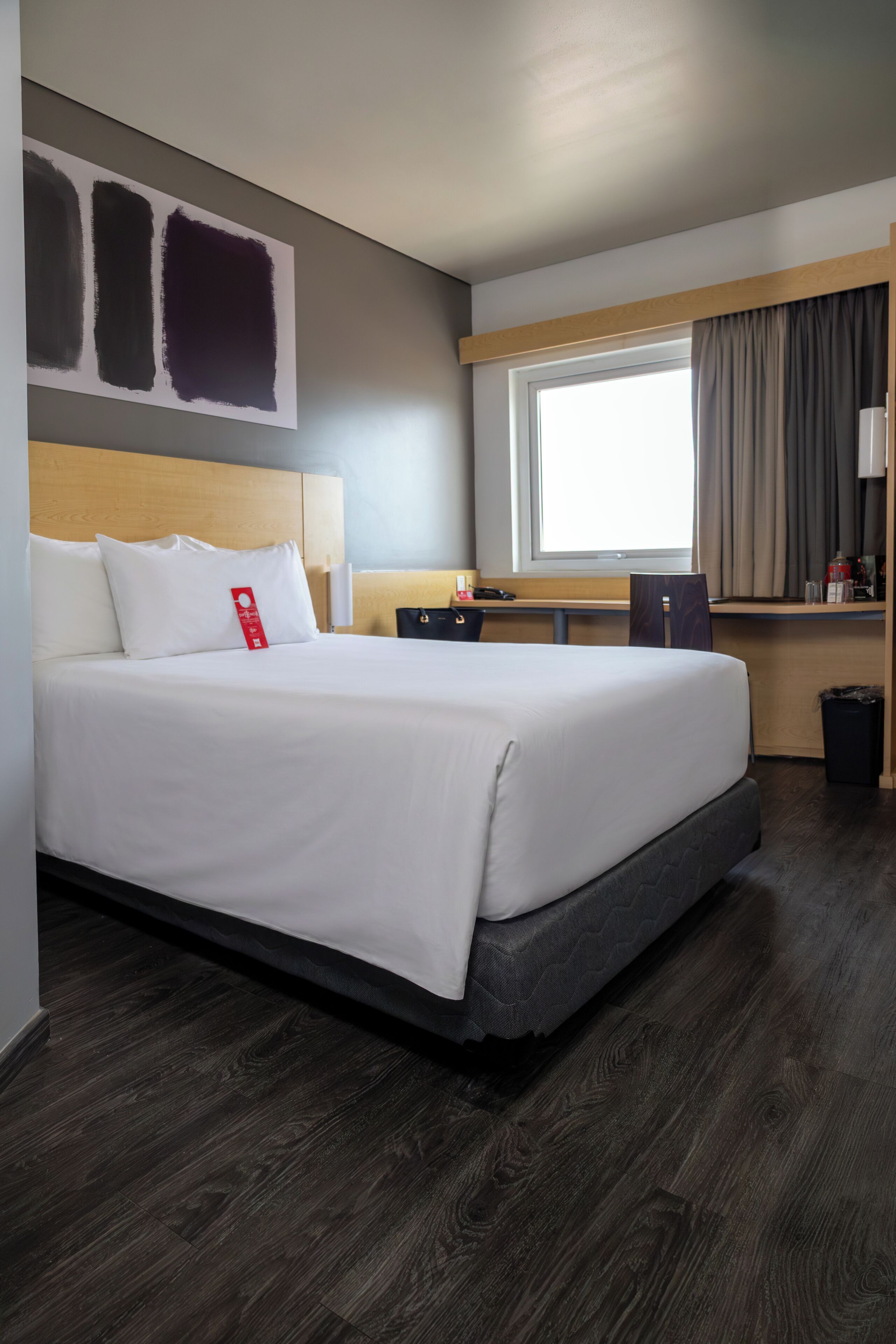 Standard-Doppelzimmer, 1 Doppelbett | Zimmersafe, Schreibtisch, Bügeleisen/Bügelbrett, kostenloses WLAN