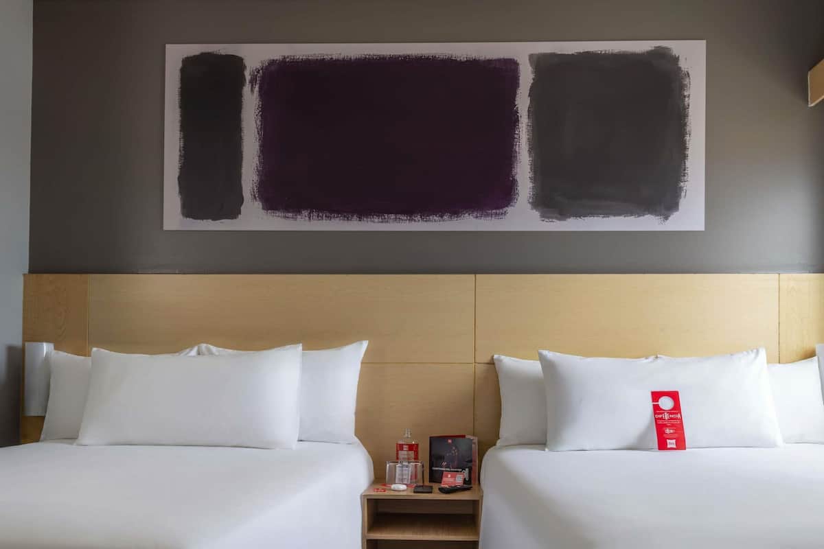 Quarto standard, 2 camas de casal | Cofres nos quartos, escrivaninha, ferros/tábuas de passar roupa