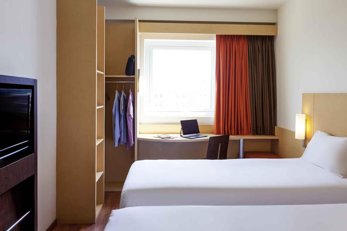 Quarto standard, 2 camas de solteiro | Cofres nos quartos, escrivaninha, ferros/tábuas de passar roupa