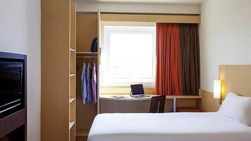 Habitación estándar, 2 camas individuales | Caja fuerte, escritorio, tabla de planchar con plancha y wifi gratis
