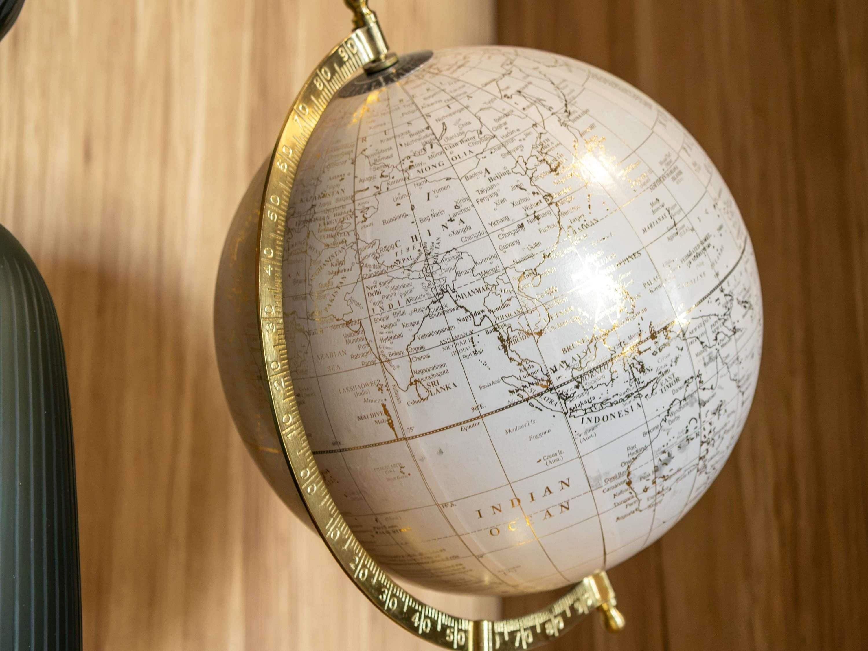 Un globo con un borde metálico y un soporte.