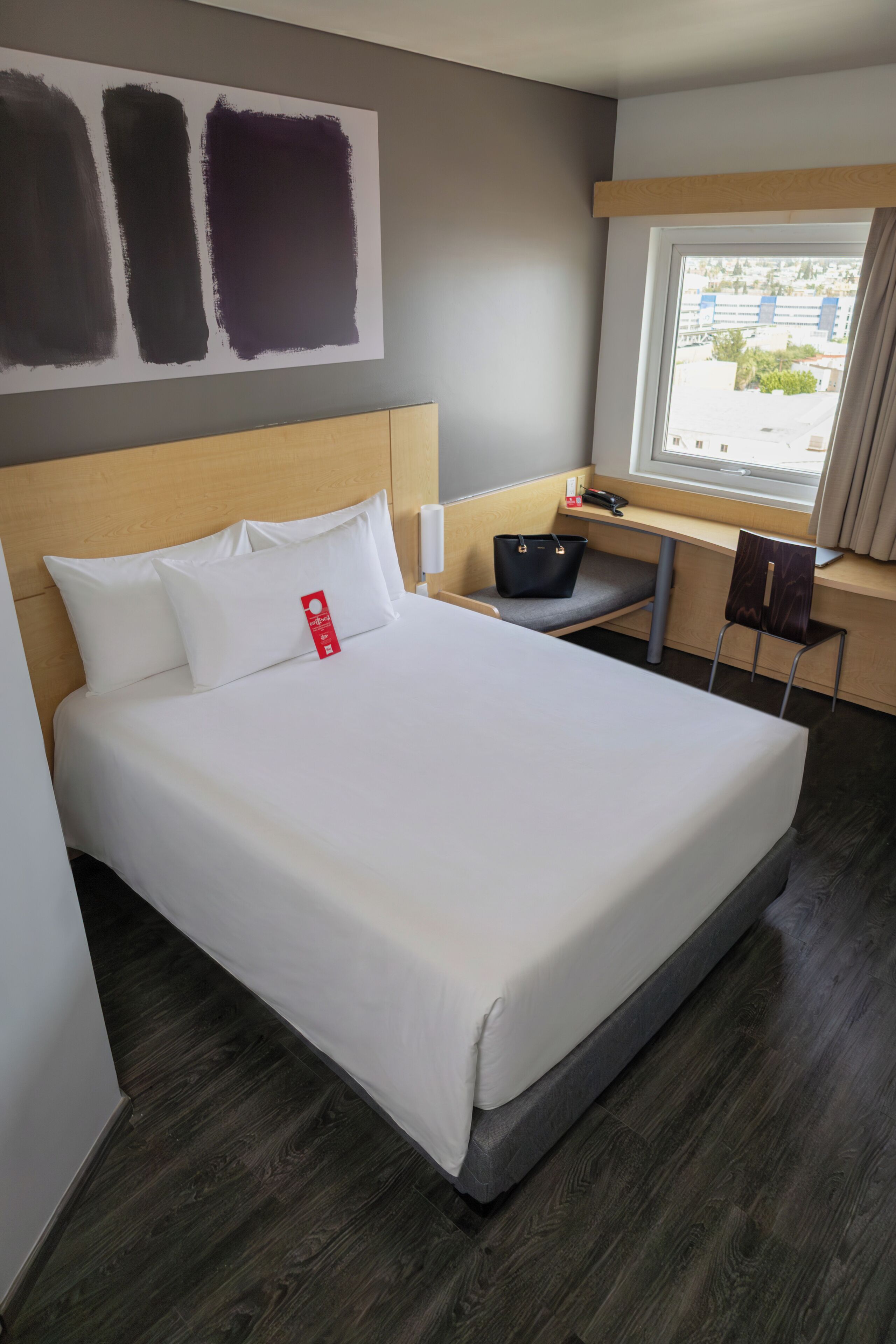 Habitación doble estándar, 1 cama matrimonial | Caja de seguridad en la habitación y escritorio 