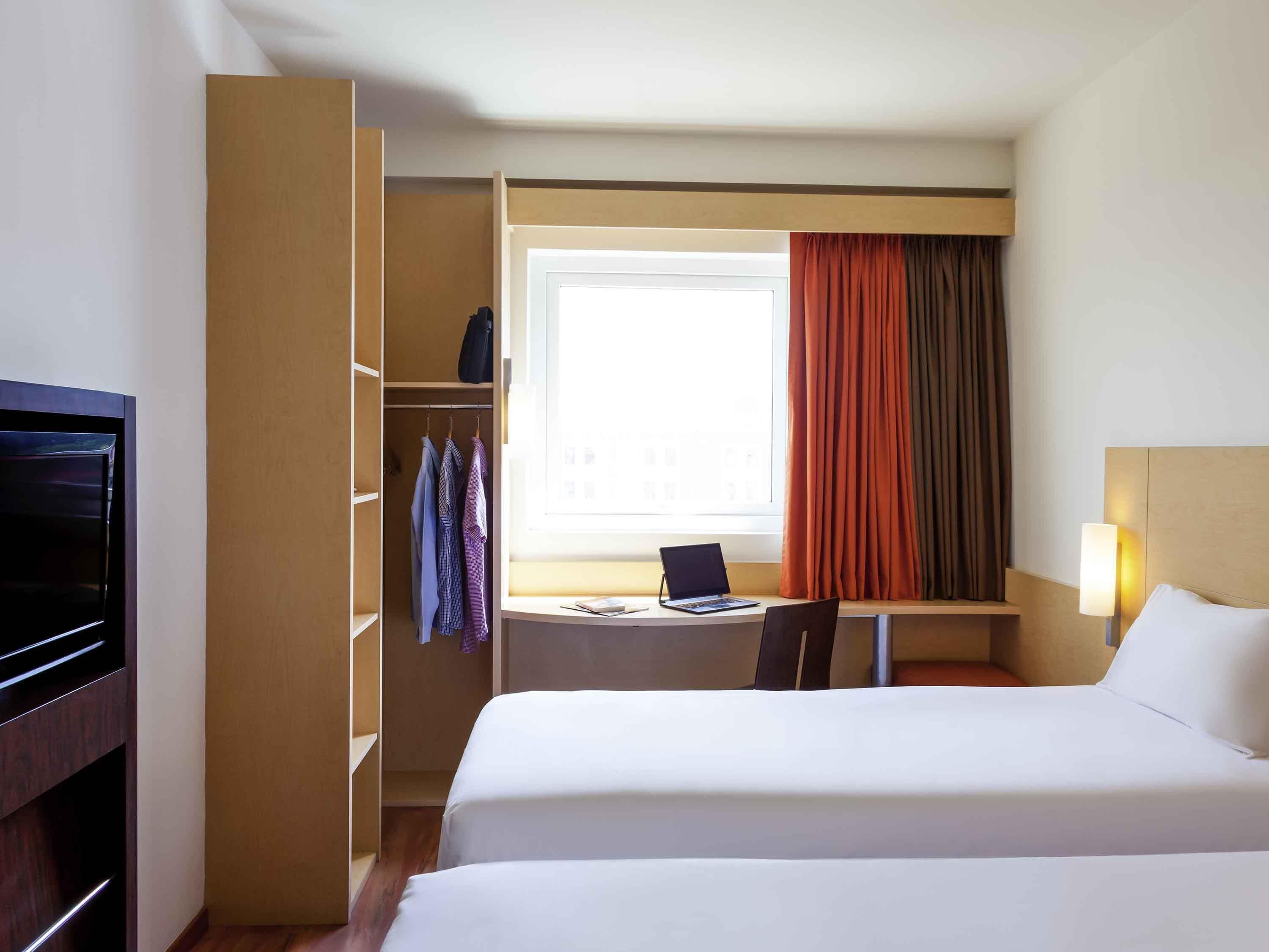 標準客房, 2 張單人床 | 房內夾萬、書桌、熨斗/熨衫板、免費 Wi-Fi