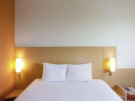 Standard-Doppelzimmer, 1 Doppelbett | Zimmersafe, Schreibtisch, Bügeleisen/Bügelbrett, kostenloses WLAN