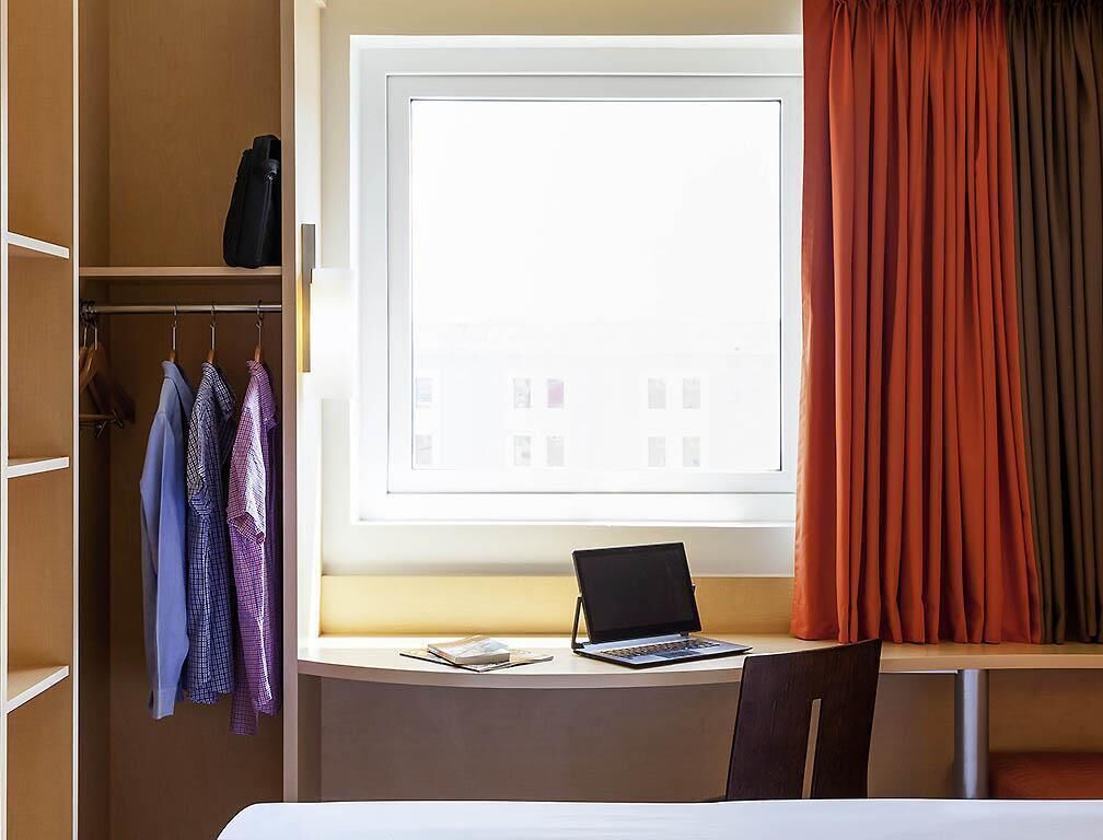 Standard Double Room, 1 Katil Kelamin (Double) | Peti besi dalam bilik, meja, seterika/papan seterika, Wi-fi percuma 