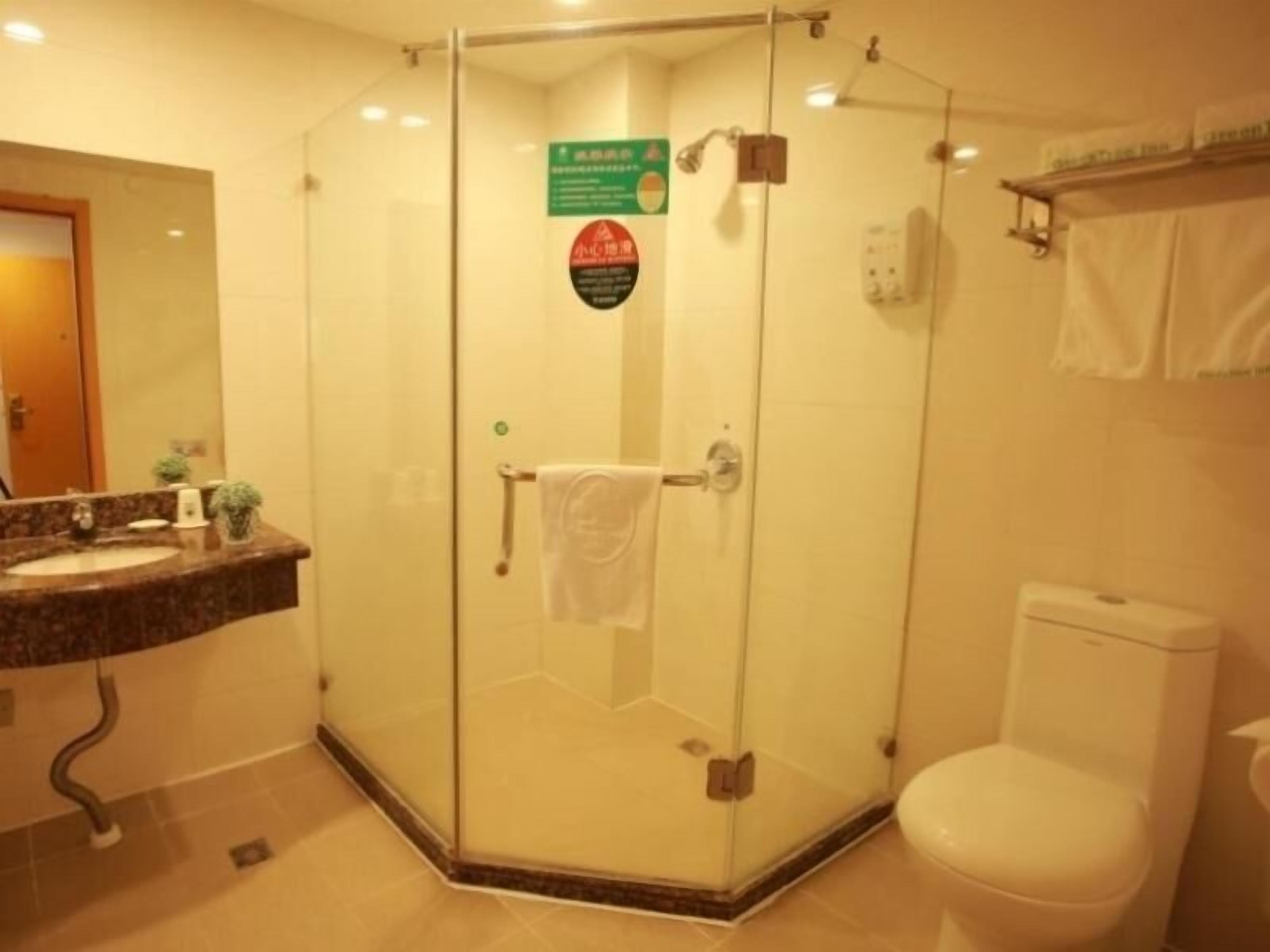 combined shower/bathtub, free toiletries, hair dryer, slippers