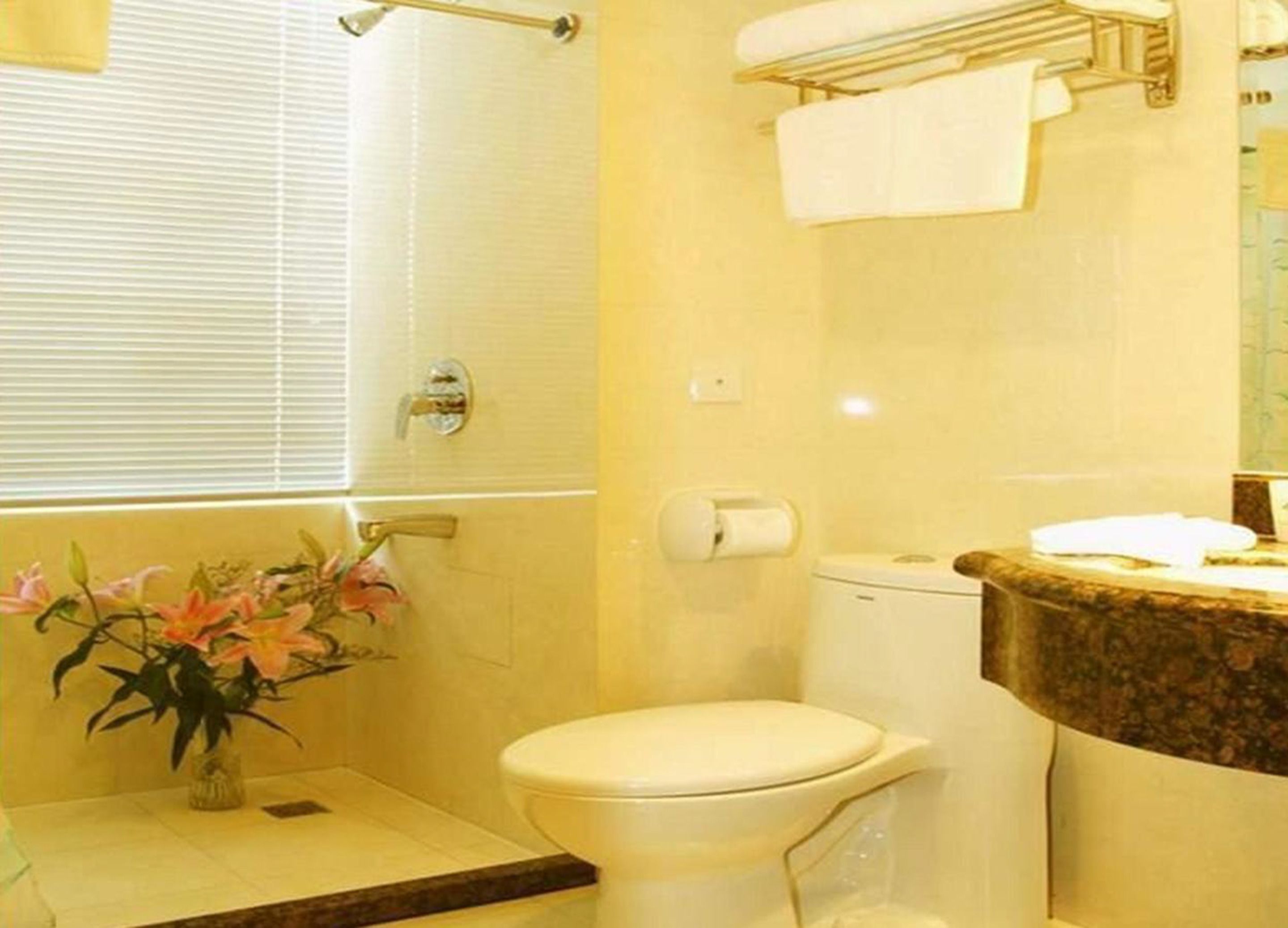 combined shower/bathtub, free toiletries, hair dryer, slippers