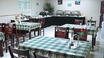 Daily buffet breakfast (CNY 15 per person)