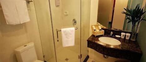 Suite, 1 cama King size | Baño | Tina con regadera, amenidades de baño gratuitas, secadora de cabello