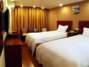 Escritorio, cortinas blackout y tabla de planchar con plancha 