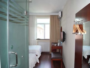 Escritorio, cortinas opacas, tabla de planchar con plancha