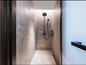 Dusj, regndusjhode, hårføner og badekåper