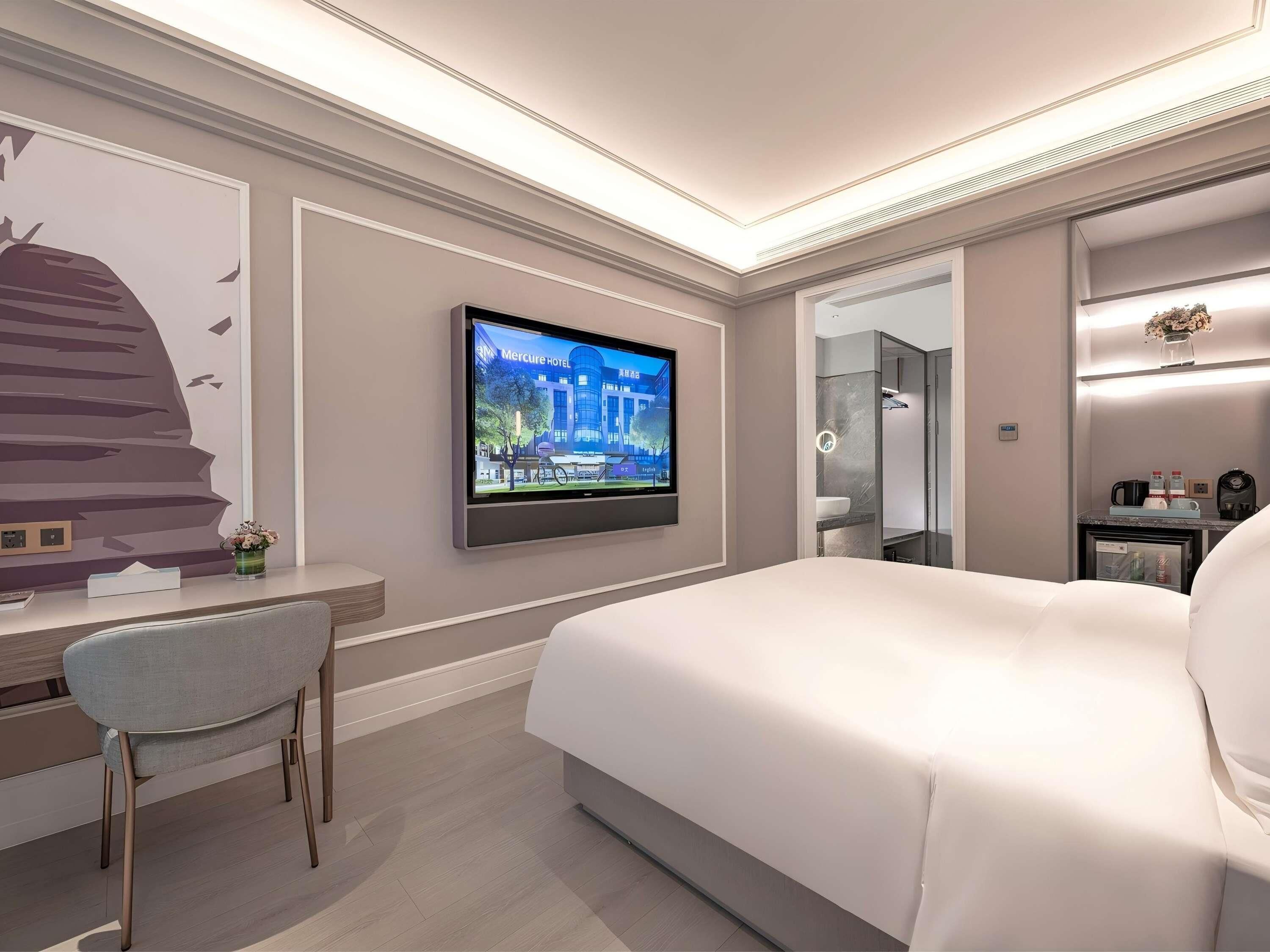 Deluxe Room, 1 King Bed | Premium bedding, down comforters, memory foam beds, minibar