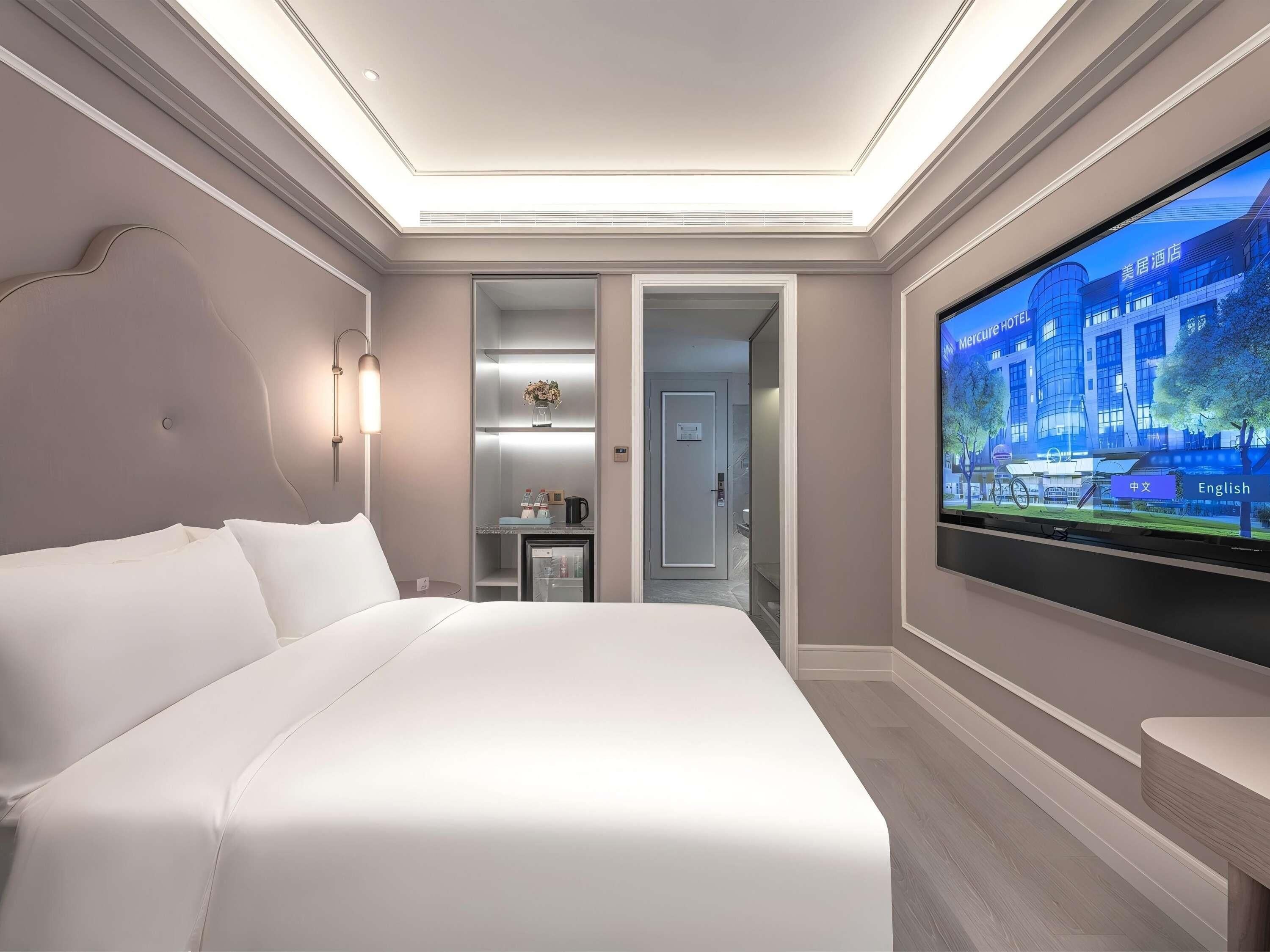 Superior Room, 1 King Bed | Premium bedding, down duvets, memory-foam beds, minibar