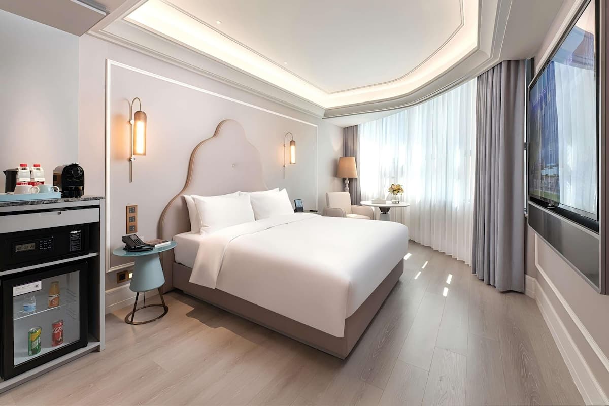 Privilege, Room, 1 King Bed | Premium bedding, down comforters, memory foam beds, minibar