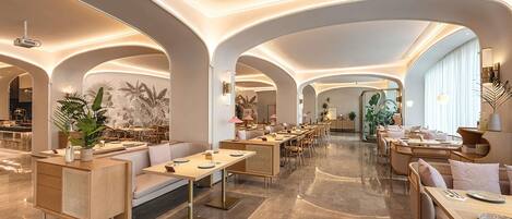 Daily buffet breakfast (CNY 58 per person)