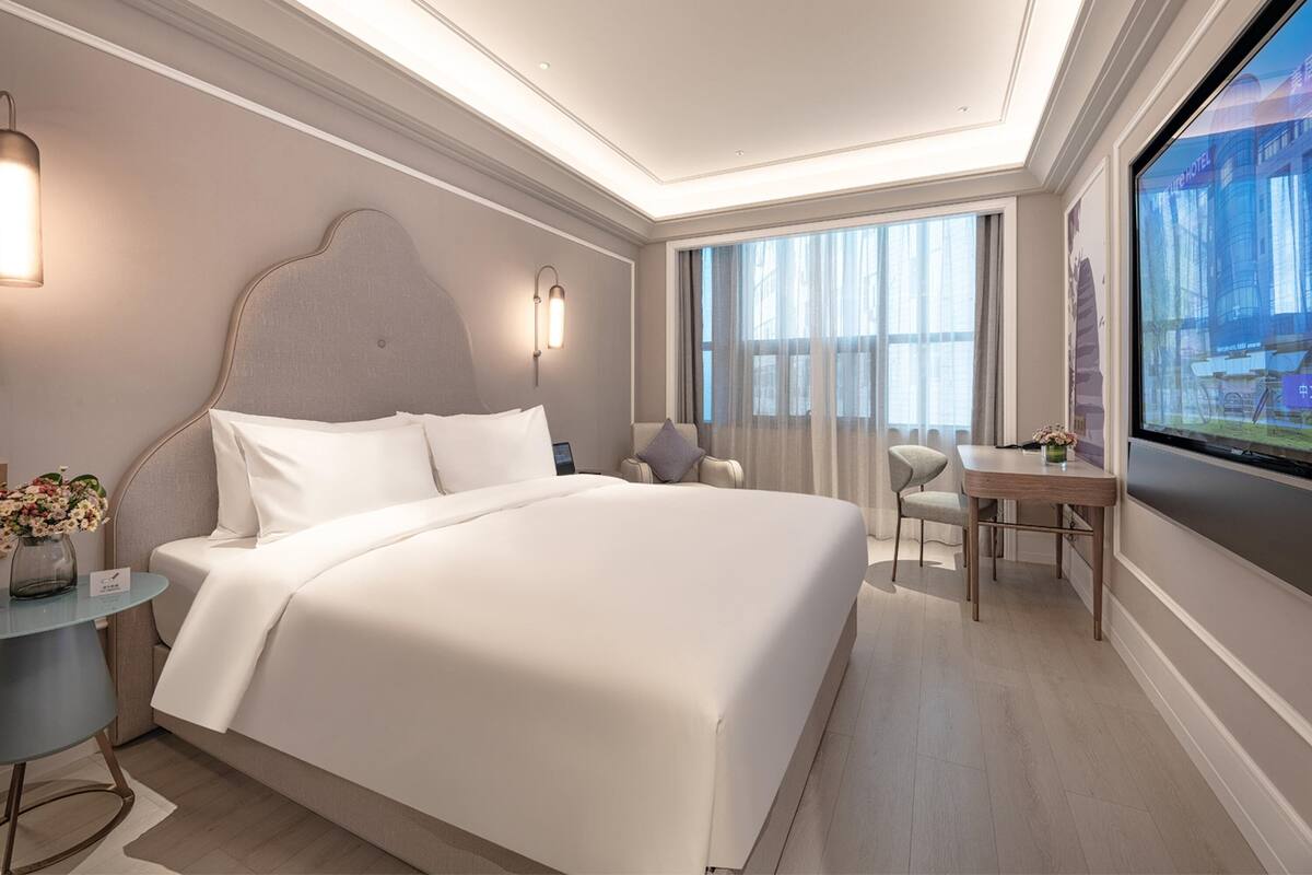 Deluxe-huone, 1 suuri parisänky | Ylelliset vuodevaatteet, untuvapeitot, memory foam -patjalliset sängyt