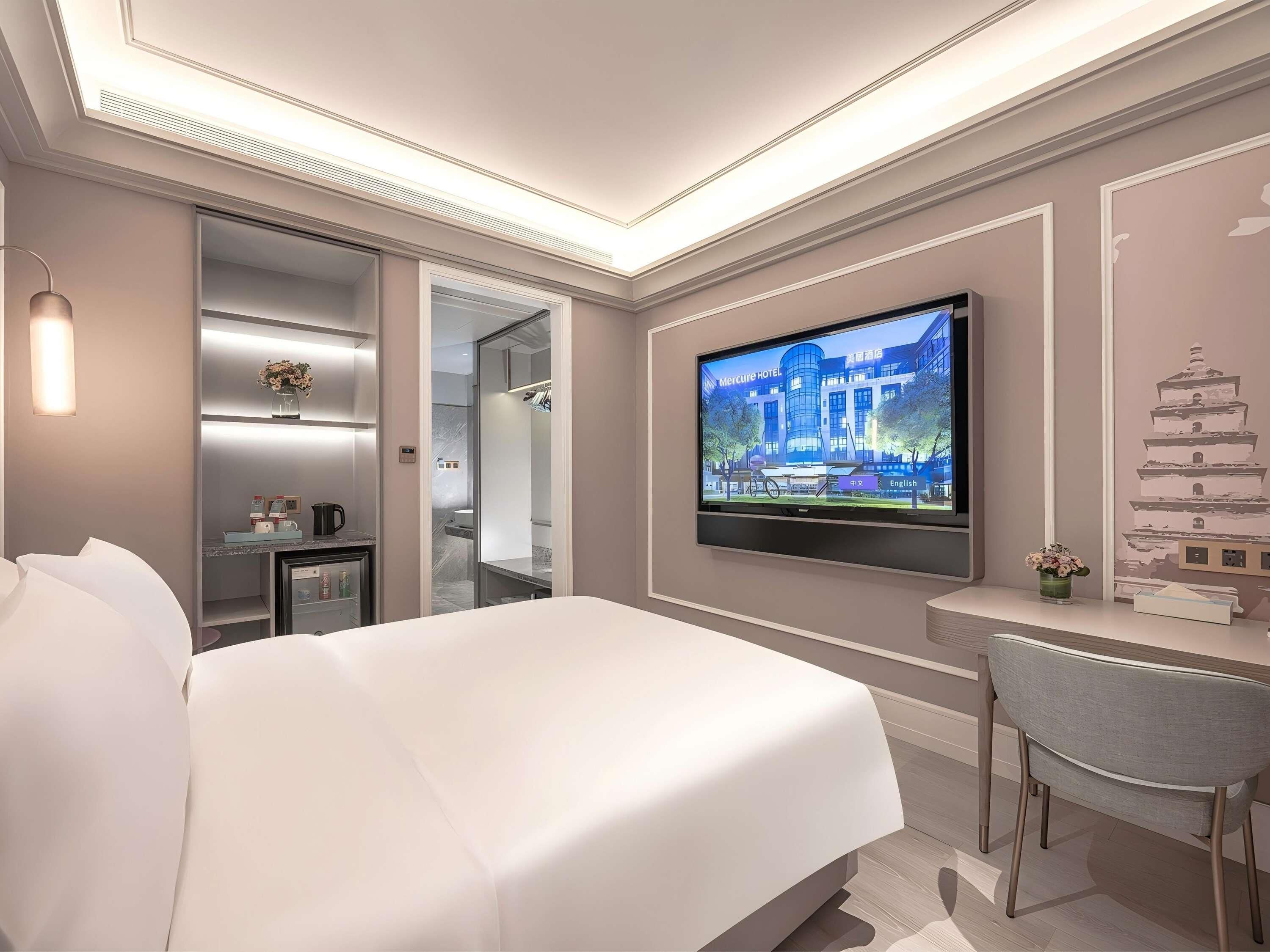 Standard Room, 1 King Bed, Non Smoking, Air conditioning | Premium bedding, down comforters, memory foam beds, minibar