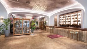 A lobby with a reception desk, a glass display case, and a chandelier. - Mercure Xi'an High-tech Zone Center (Xi'an)
