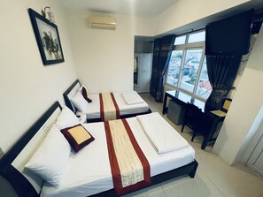 Rom – deluxe, balkong, byutsikt | Minibar, skrivebord og wi-fi (inkludert)