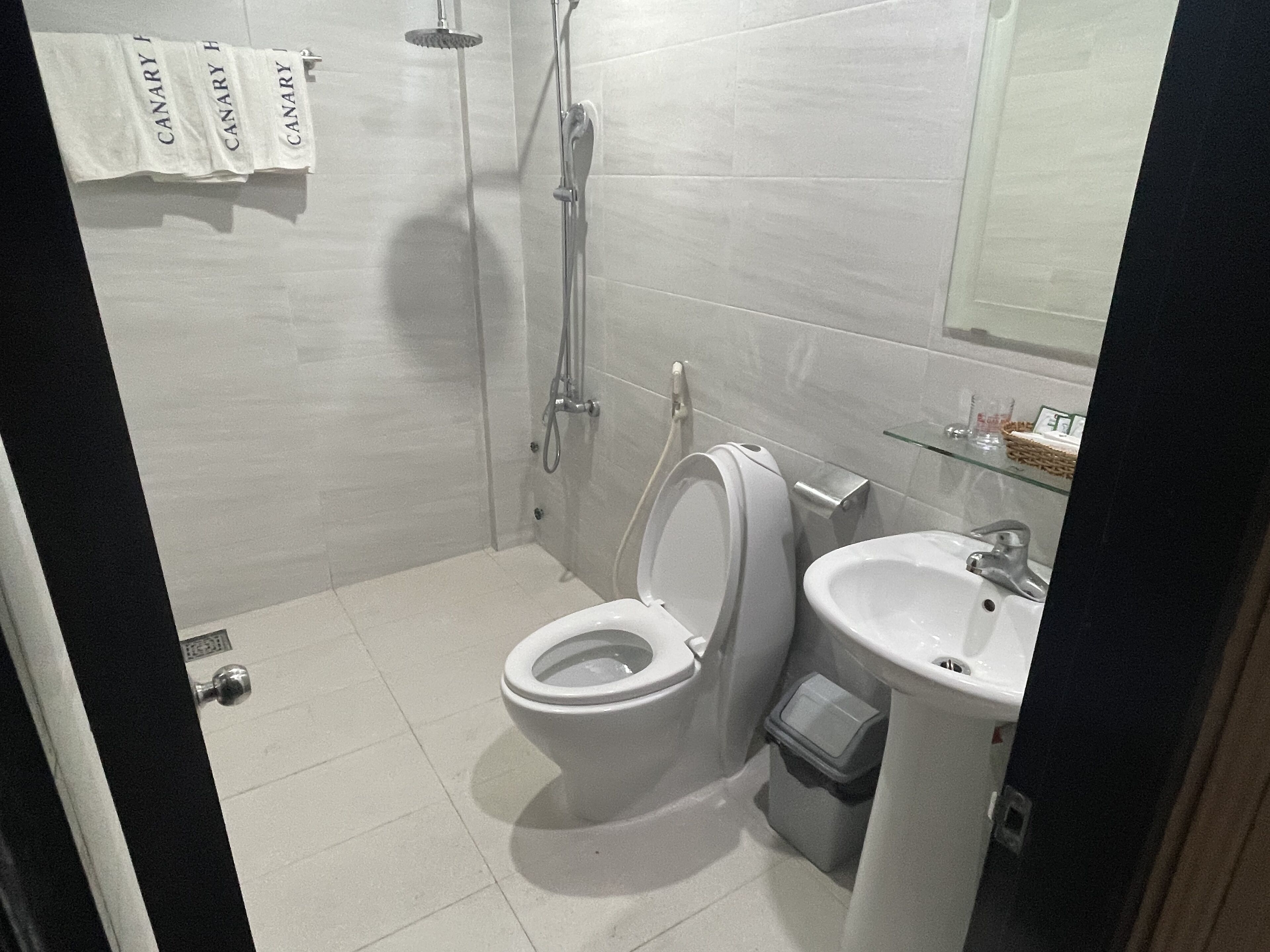 deluxe room, balcony, city view | bathroom | combined shower/bathtub, free toiletries, slippers, towels