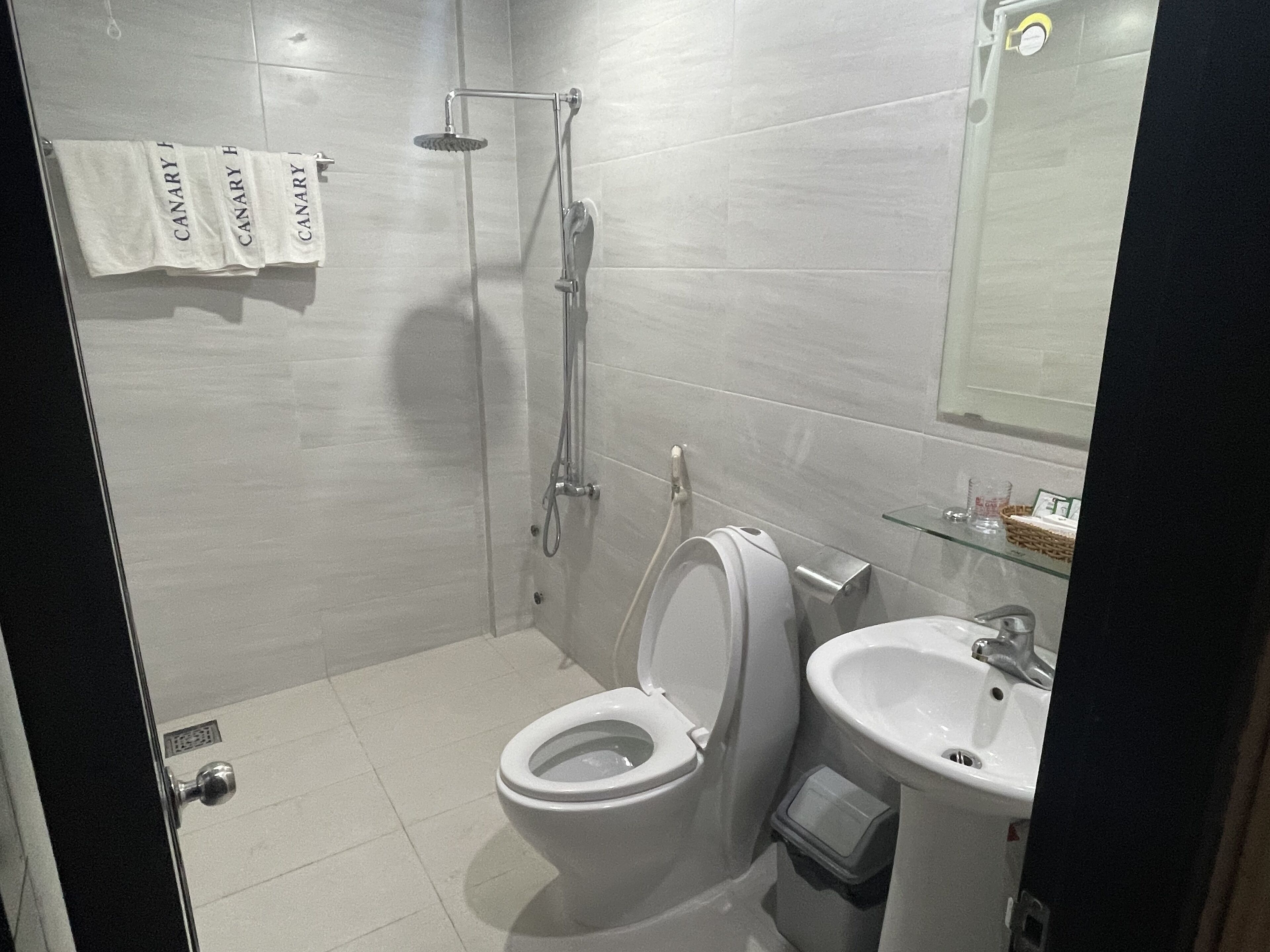 deluxe room, balcony, city view | bathroom | combined shower/bathtub, free toiletries, slippers, towels
