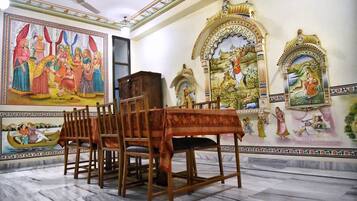 Breakfast, lunch and dinner served