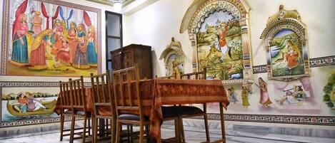 Breakfast, lunch and dinner served