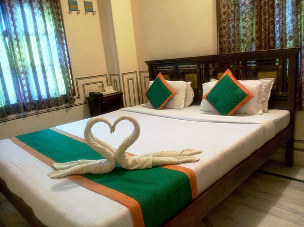 Habitación Deluxe | Baño | Regadera y amenidades de baño gratuitas 