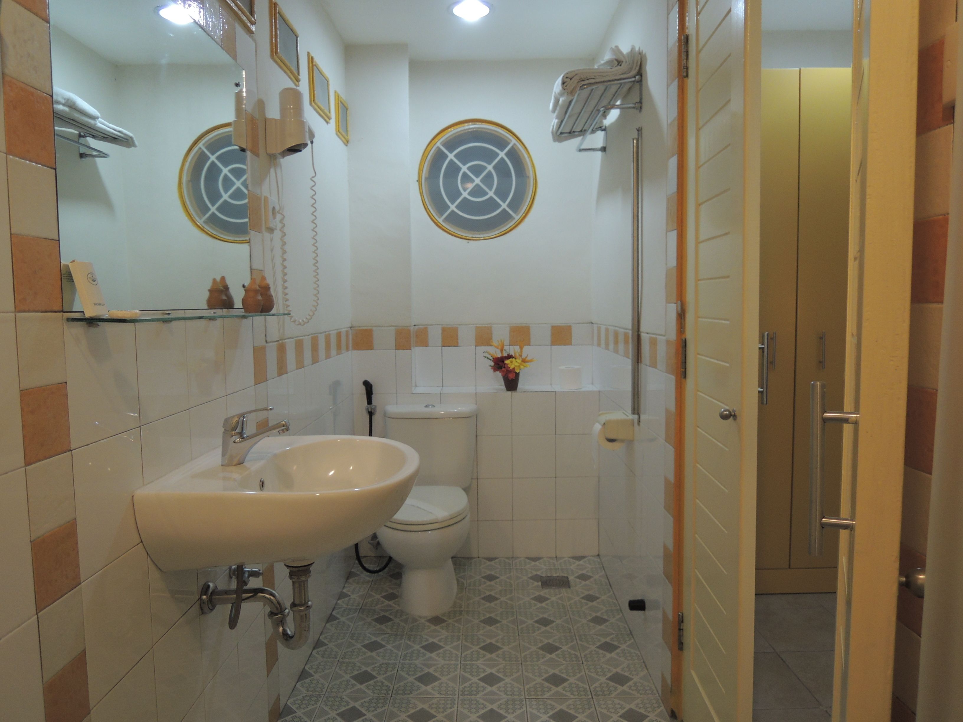 deluxe room, 1 bedroom, garden view | bathroom | shower, rainfall showerhead, free toiletries, hair dryer