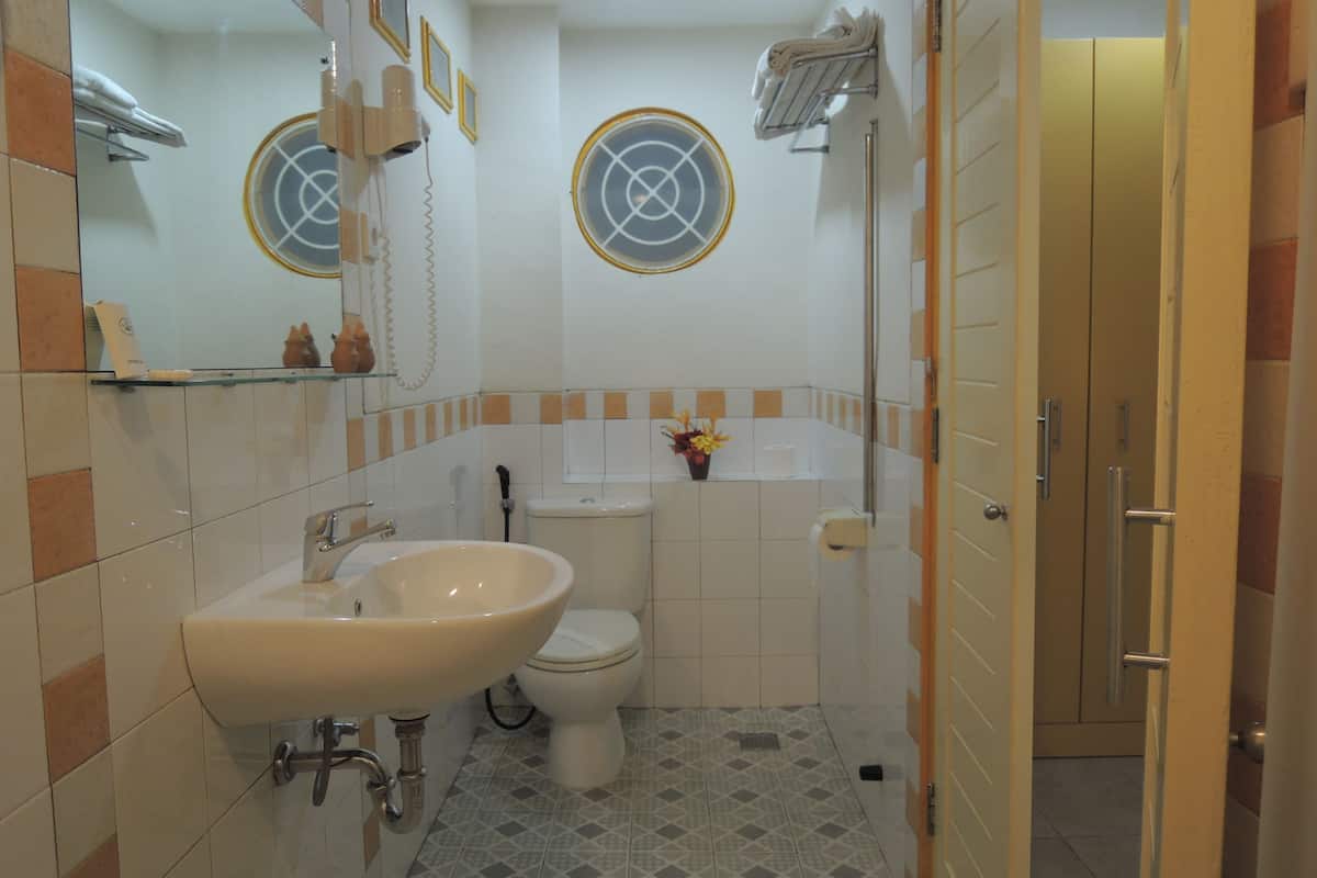 deluxe room, 1 bedroom, garden view | bathroom | shower, rainfall showerhead, free toiletries, hair dryer