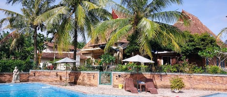 Outdoor pool, pool umbrellas, sun loungers