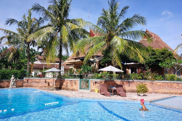 Utendørsbasseng, bassengparasoller og solsenger