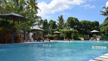 Piscine extérieure, parasols de plage, chaises longues