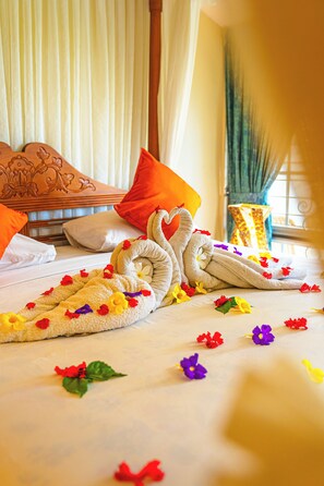 Honeymoon Suite, 1 Queen Bed | Premium bedding, down comforters, pillowtop beds, in-room safe