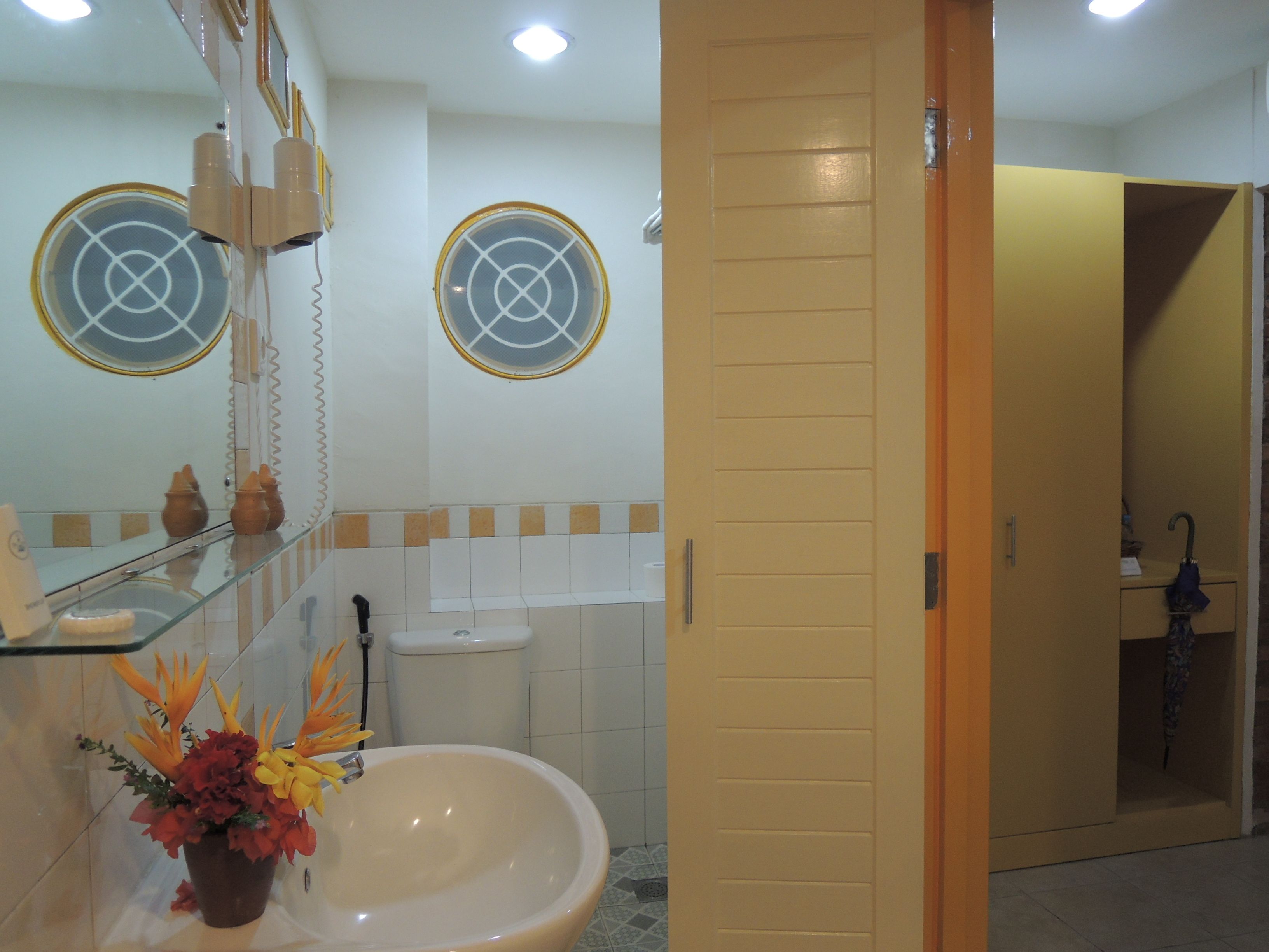 deluxe cottage | bathroom | shower, rainfall showerhead, free toiletries, hair dryer