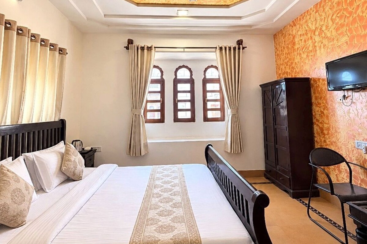 Ropa de cama de alta calidad, escritorio y cortinas blackout