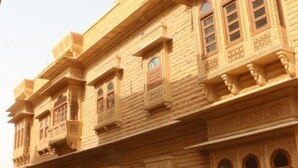 Un edificio tradicional con varios balcones y ventanas en arco.