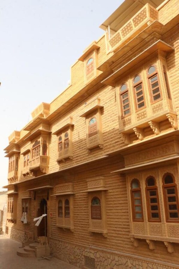 Un edificio tradicional con varios balcones y ventanas en arco.