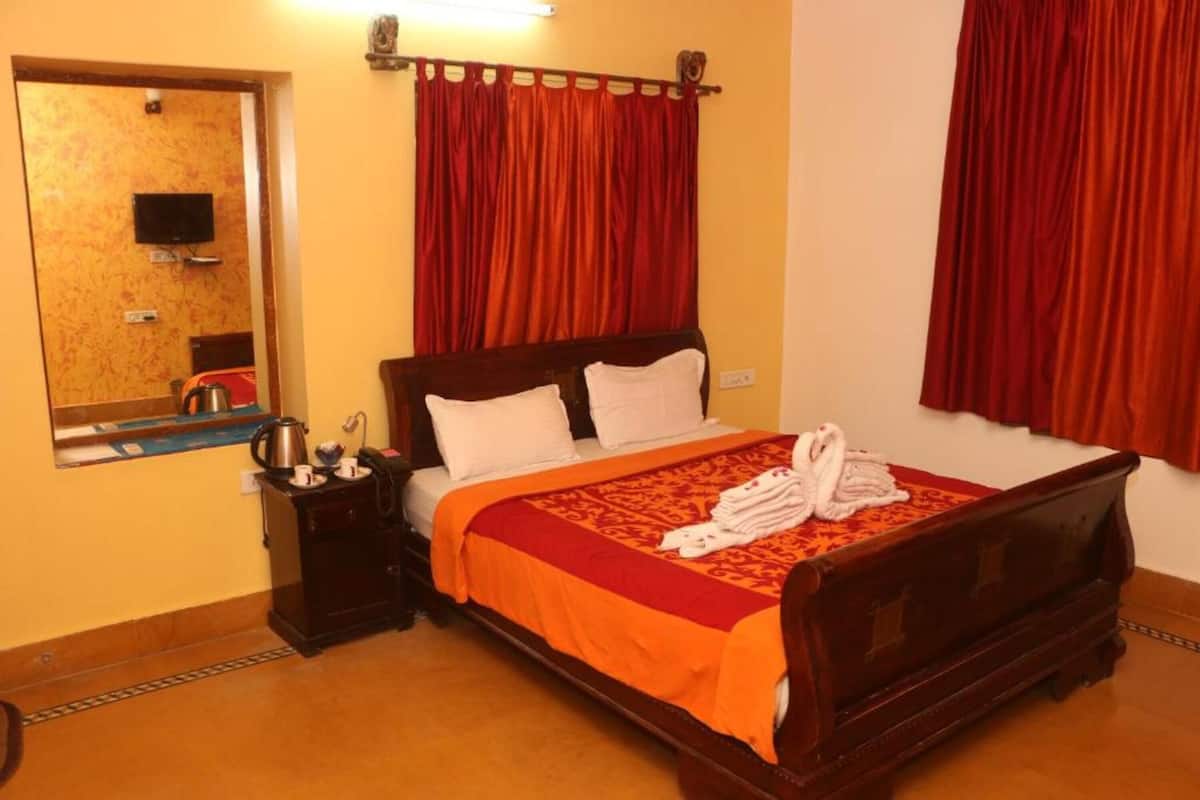 Room (Cottage Room) | Premium bedding, individually decorated, individually furnished, desk