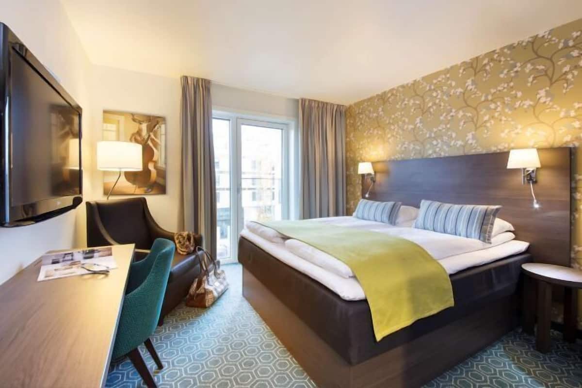 Desk, laptop workspace, free cots/infant beds, free WiFi