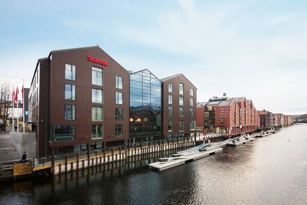 A modern building with a glass facade and a sign reading "Scandic." - Scandic Bakklandet (Trondheim)