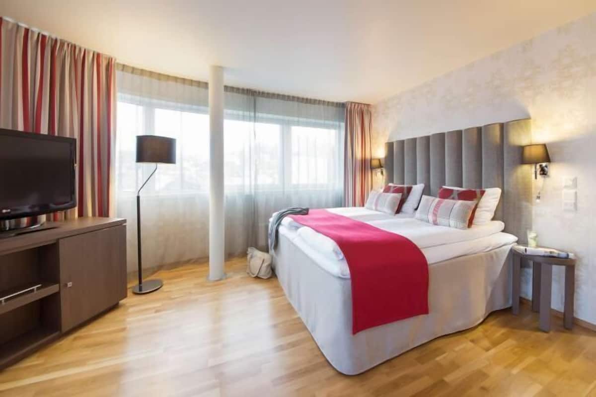 Desk, laptop workspace, free cots/infant beds, free WiFi