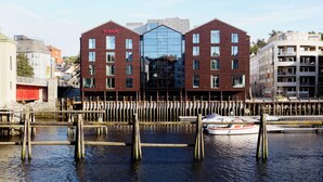 A modern building with a glass facade and a sign that reads "Sandic."