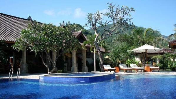 Piscina a l'aire lliure i gandules