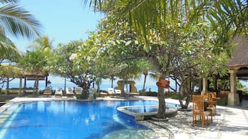 Una piscina al aire libre, sillones reclinables de piscina