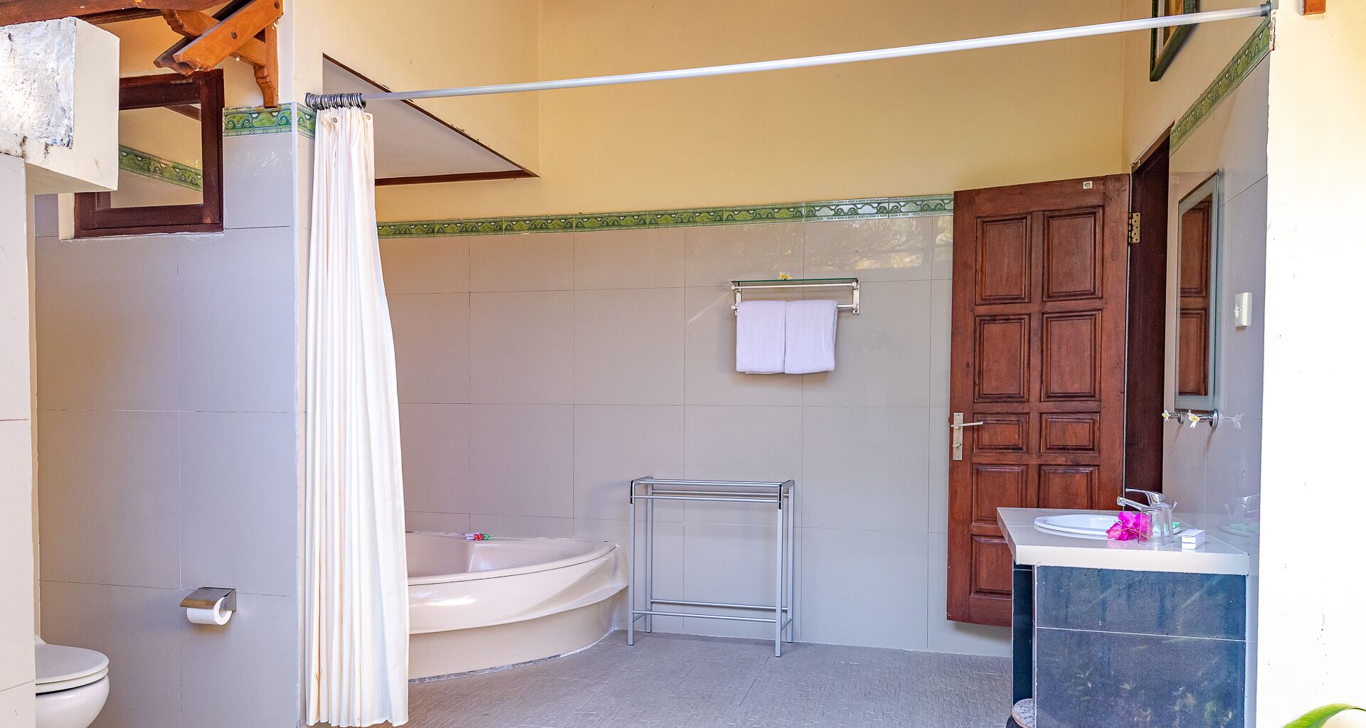 suite, garden view | bathroom | rainfall showerhead, free toiletries, hair dryer, towels